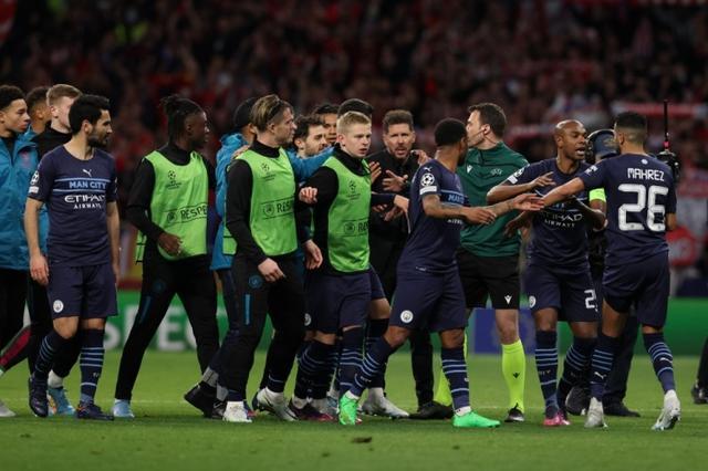 成都蓉城教练组现场观战中韩战，徐正源、金亨镒在场（成都蓉城教练组现身中韩之战现场，徐正源、金亨镒到场观战）