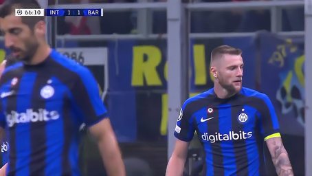 东契奇&詹姆斯半场合砍36分，无奈湖人丢70分落后12分（东契奇+詹姆斯半场36分仍难救主，湖人半场被轰70落后12分）