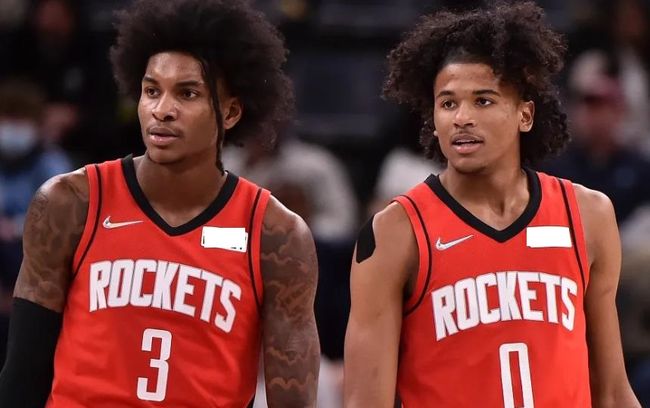 随着切尔西1-1阿森纳，英超积分榜更新：曼联、利物浦分列第7第8（切尔西1-1战平阿森纳后，英超最新积分榜：曼联第7、利物浦第8）