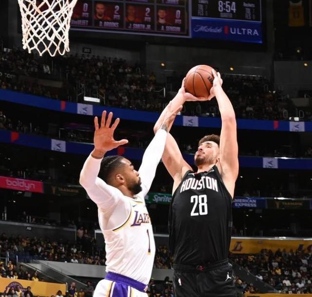 魏翊东：我和谢晖合影是在J联赛现场，被捏造成他要执教国安（魏翊东回应：与谢晖在J联赛的合影被曲解成将执教国安）